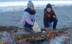 На берег немецкого острова Лангеоог.в Северном море выбросило тысячи «киндер-сюрпризов» и LEGO