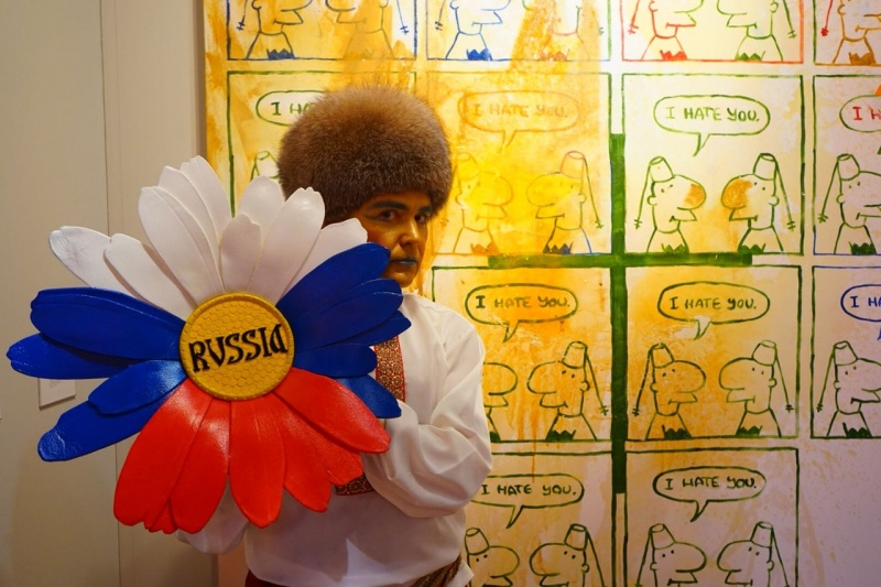 Донской, в образе русского царя появился на выставке современного искусства в швейцарском Базеле
