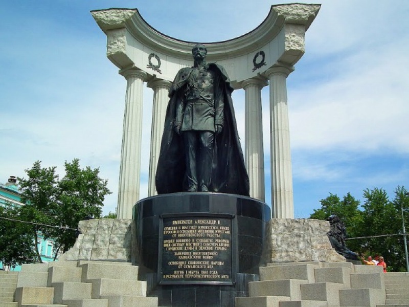 Памятник Александру второму в Москве