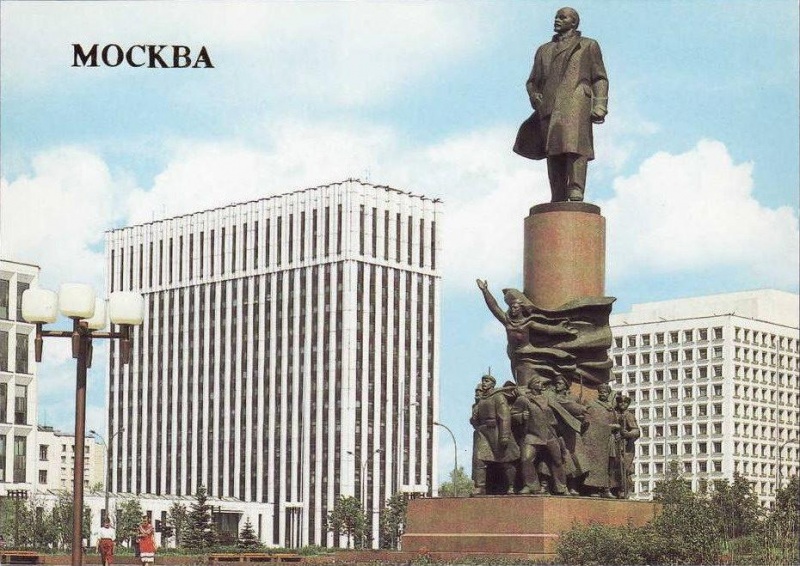 Памятник Ленину на Калужской площади в Москве