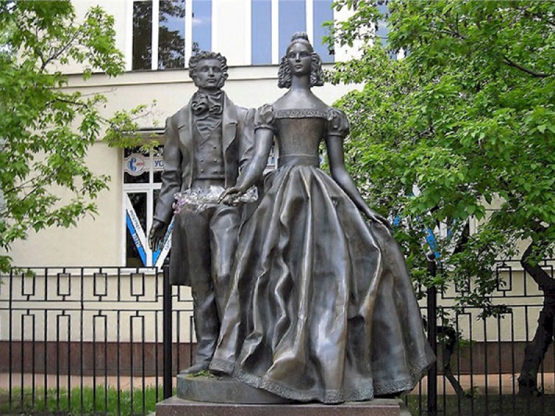 Памятник Александру Пушкину и Наталье Гончаровой на Старом Арбате в Москве