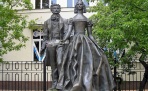 Памятник Александру Пушкину и Наталье Гончаровой на Старом Арбате в Москве